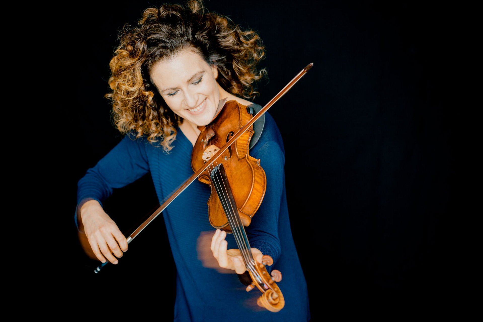 Liza Ferschtman playing violin solo
